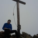 Ossi studiert das Gipfelbuch am Trögler